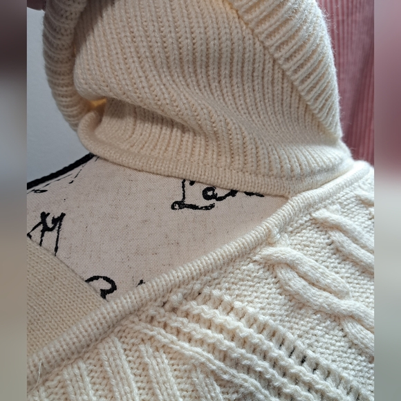 Cold shoulder turtleneck sweater - Picture 3 of 9